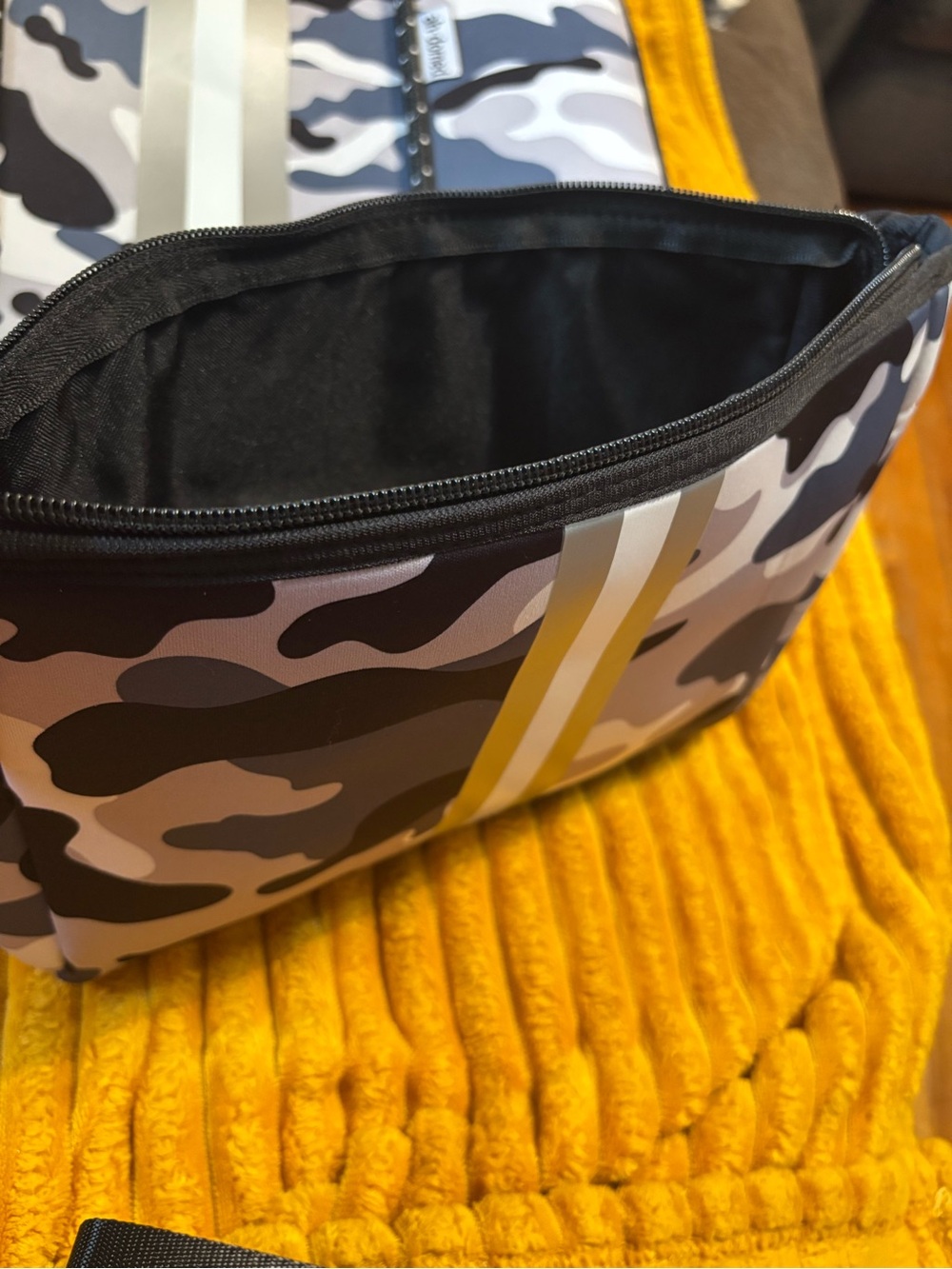 NWT ah•dorned Stylish Camouflage Tote and Pouch Set - Picture 5 of 12